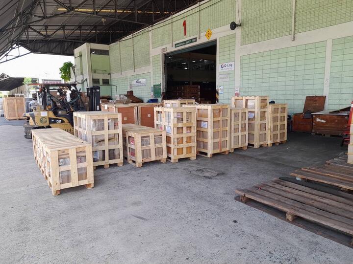 Holzkisten im Lager in Bangkok