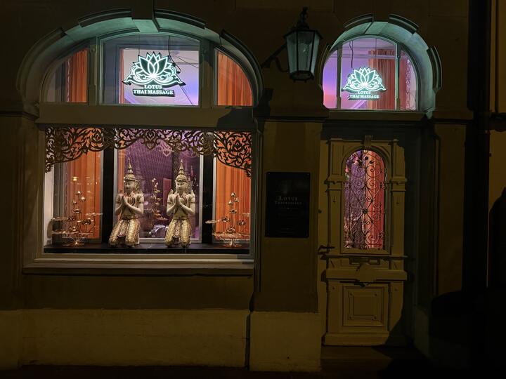 Die Fassade am Schützengraben 19 am Abend