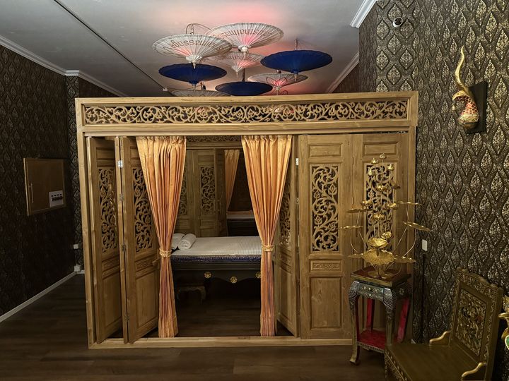 Massagekabinen aus Teak mit Vorhängen und Schirmen im Hauptgeschäft am Schützengraben 19