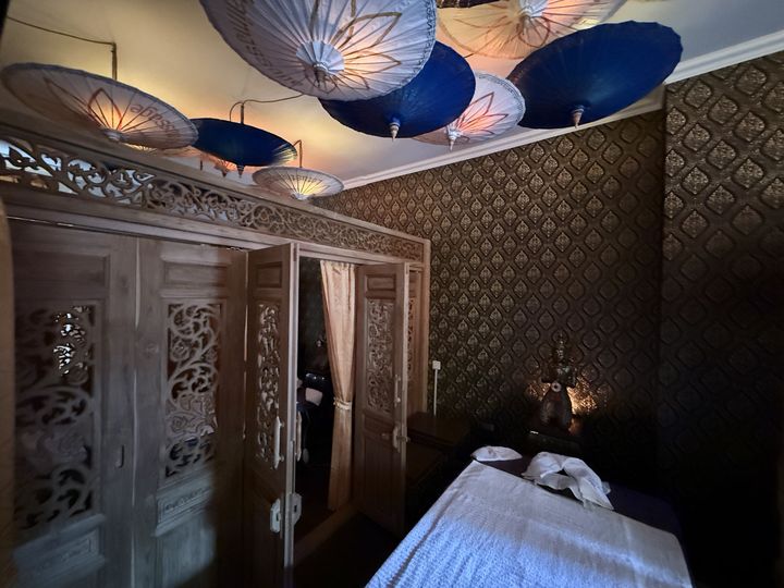 Die Schirmdecke aus Chiang Mai über der Teak-Kabine