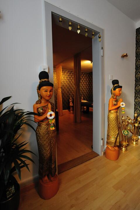 Studio Schützengraben 23: Eingang mit Thai-Figuren und Tempelglocken