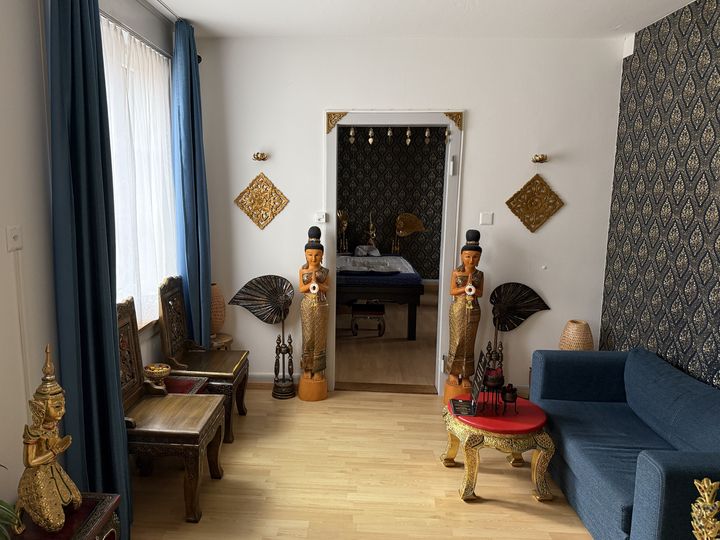 Studio Schützengraben 23: Empfang mit Thai-Figuren, dahinter der Massageraum
