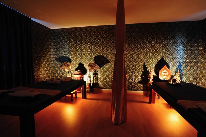 Studio Schützengraben 23: Massageraum am Abend